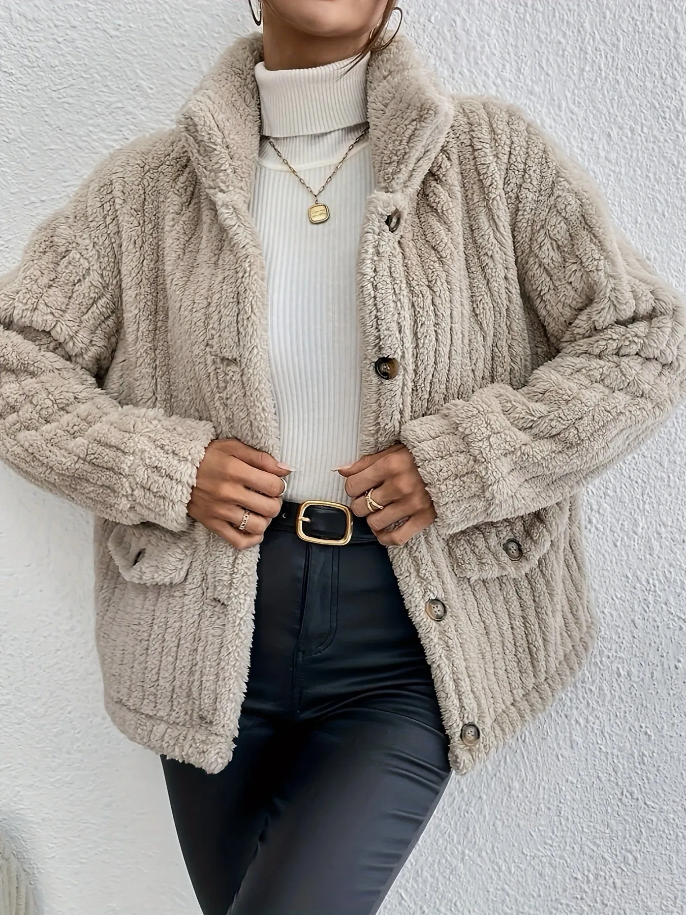 Doppelseitige Strickjacke mit Samtknöpfen